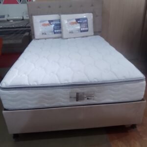 Colchão Gran Village com tampo em malha, molas e espuma D28, suporta até 120kg, da marca ProDormir, em promoção por R$1599