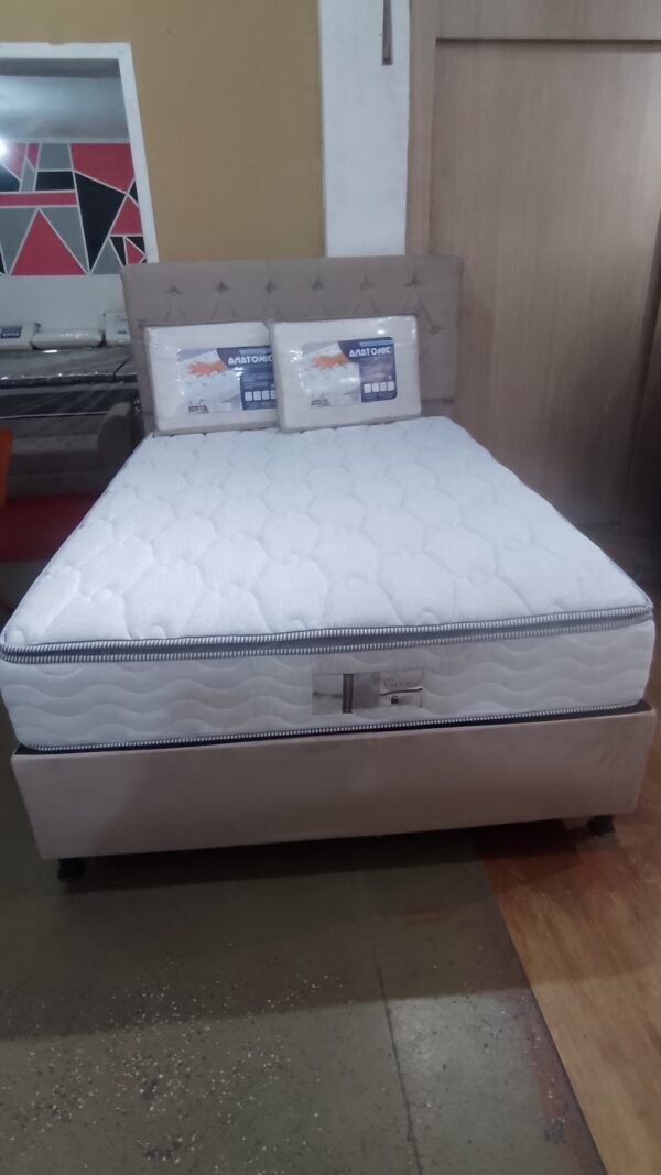 Colchão Gran Village com tampo em malha, molas e espuma D28, suporta até 120kg, da marca ProDormir, em promoção por R$1599